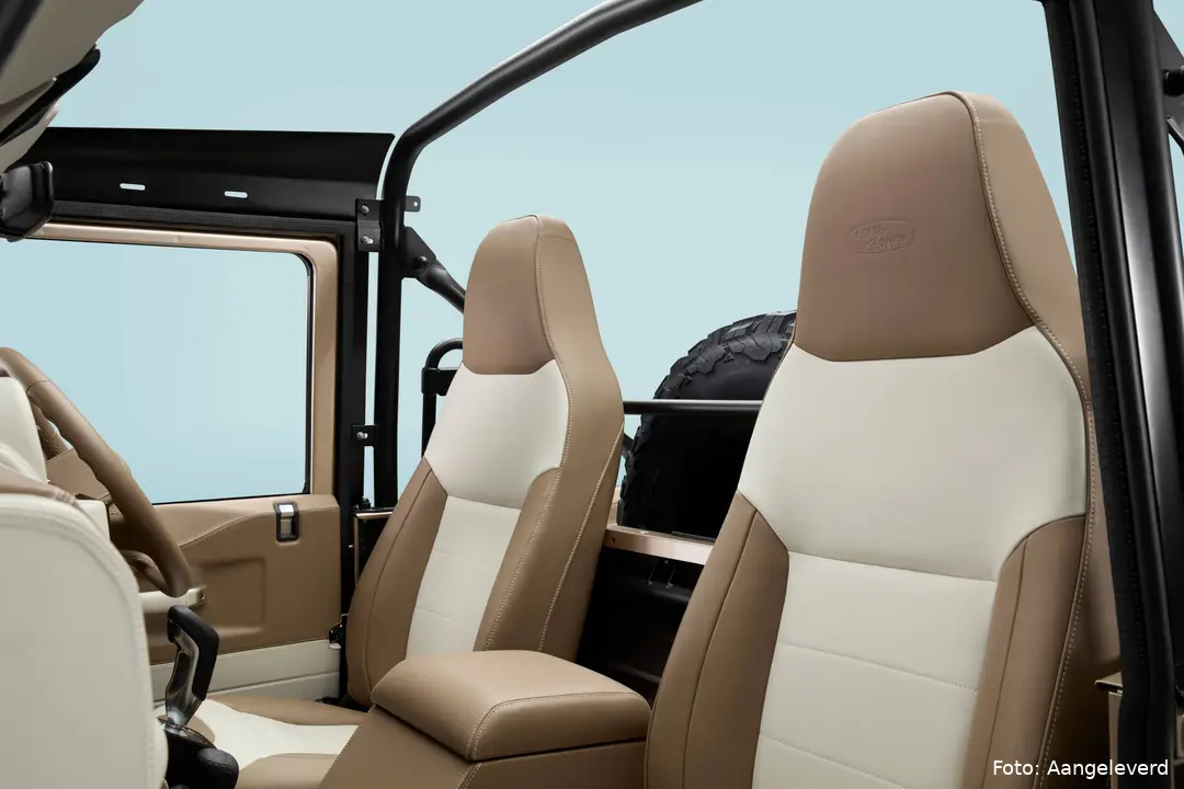 1326 sc hp lrclassic v8 softtop hero 07 seats v3a