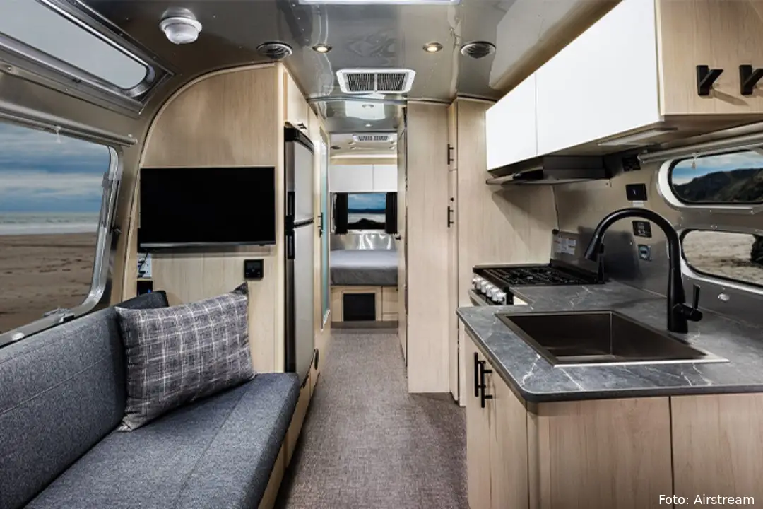 airstream flying cloud midnight flamingo 2 1440x960 1