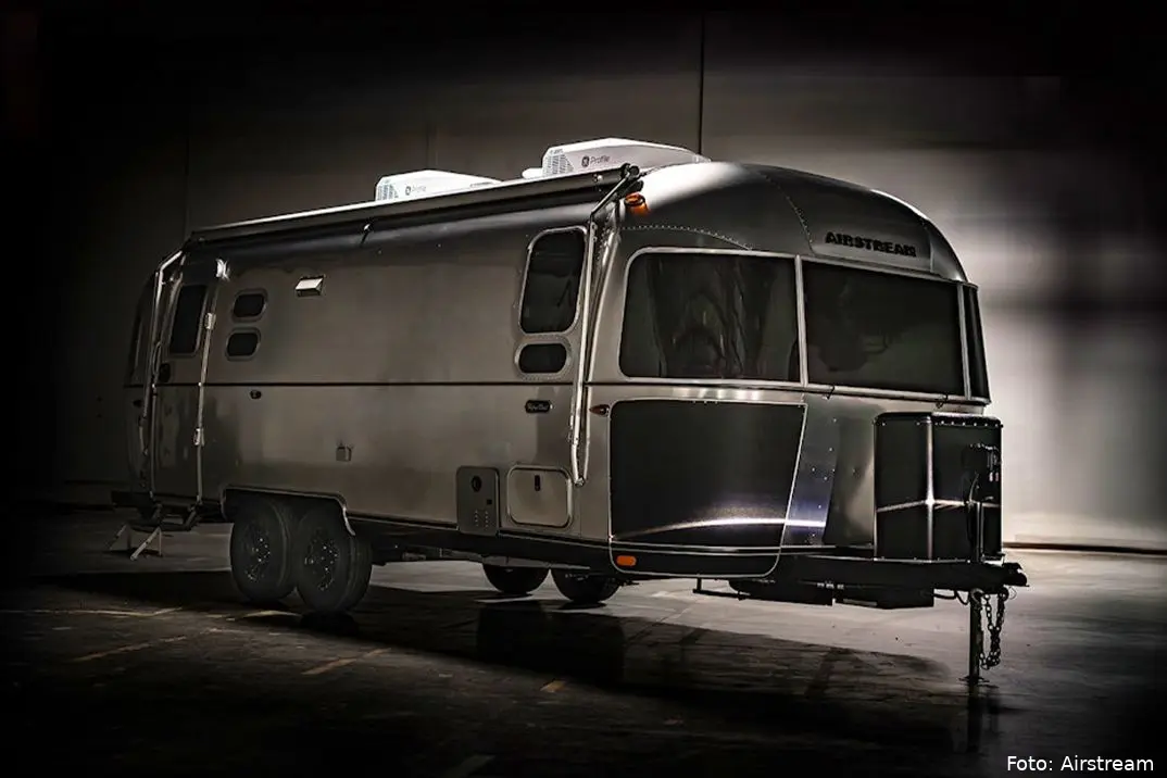 airstream flying cloud midnight flamingo 0 hero
