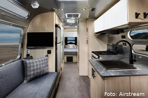 airstream flying cloud midnight flamingo 2 1440x960 1