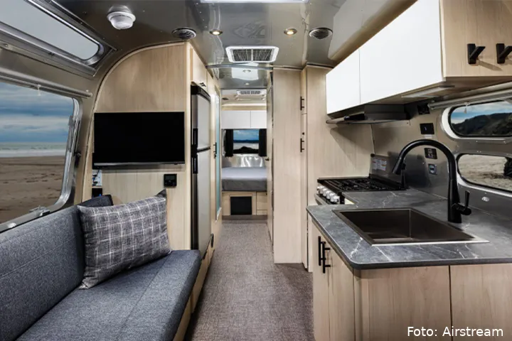 airstream flying cloud midnight flamingo 2 1440x960 1