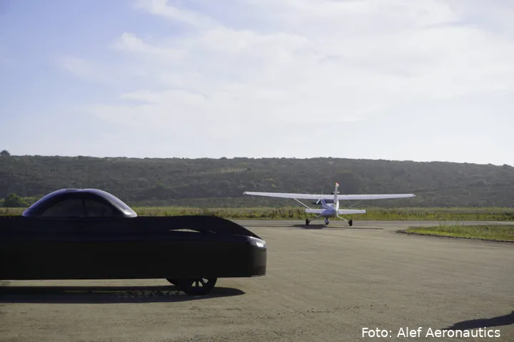 Alef at Half Moon Bay profile view vs airplane rear view