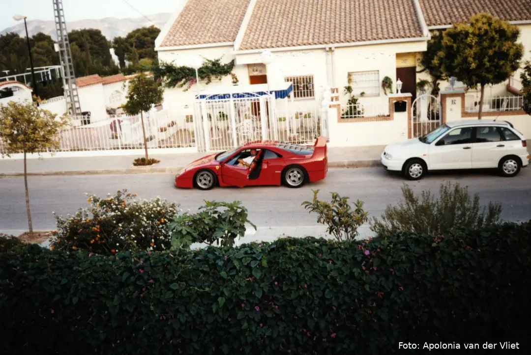 19_Van donker naar licht - rode Ferrari van Stanley