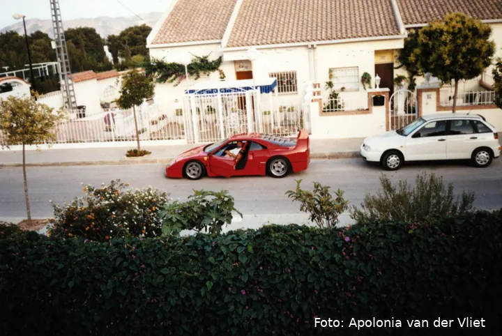 19_Van donker naar licht - rode Ferrari van Stanley