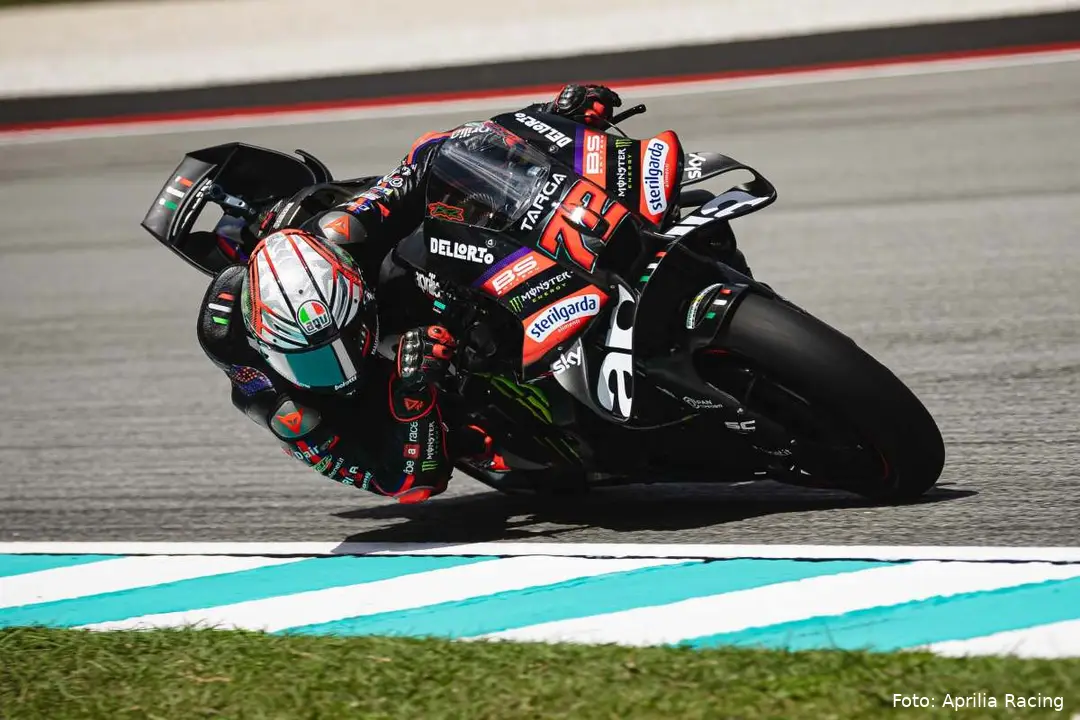 Marco Bezzecchi guida la Aprilia MotoGP sulla pista di Sepang