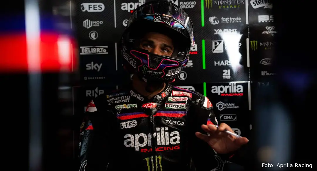 Jorge Martin pilota Aprilia MotoGP seduto nel box con tuta e casco addosso