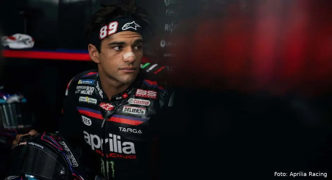 Jorge Martin seduto nel box Aprilia MotoGP con la tuta nera addosso e la fascia nera nei capelli