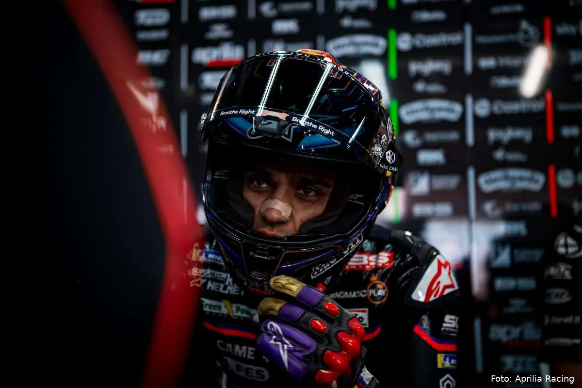 Jorge Martin pilota Aprilia MotoGP nel box