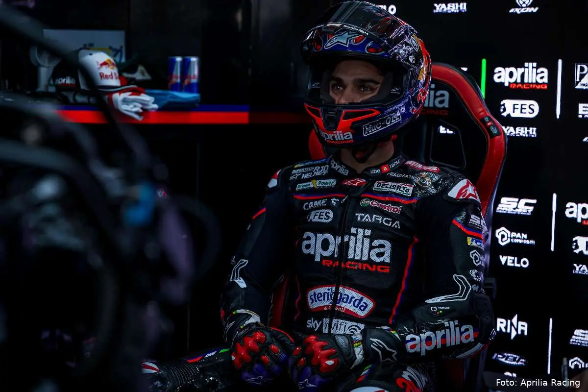 Jorge Martin pilota nel box Aprilia MotoGP a Valencia