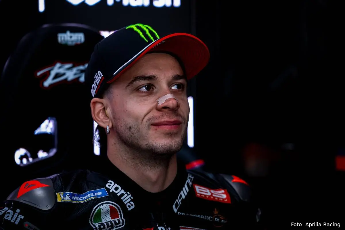 Marco Bezzecchi pilota Aprilia MotoGP sorride nel box a Valencia