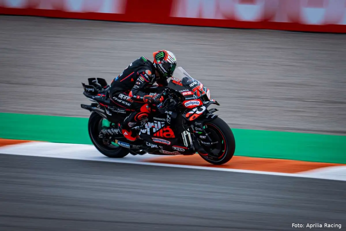 Marco Bezzecchi pilota Aprilia MotoGP nella sprint race a Valencia