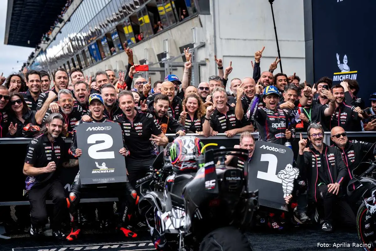 Marco Bezzecchi e Jorge Martin festeggiano con il team Aprilia Racing MotoGP a Le Mans, Francia