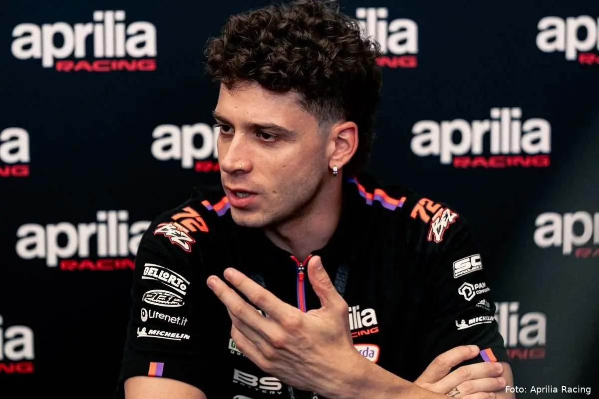 Marco Bezzecchi pilota Aprilia MotoGP parla in conferenza stampa a Brno