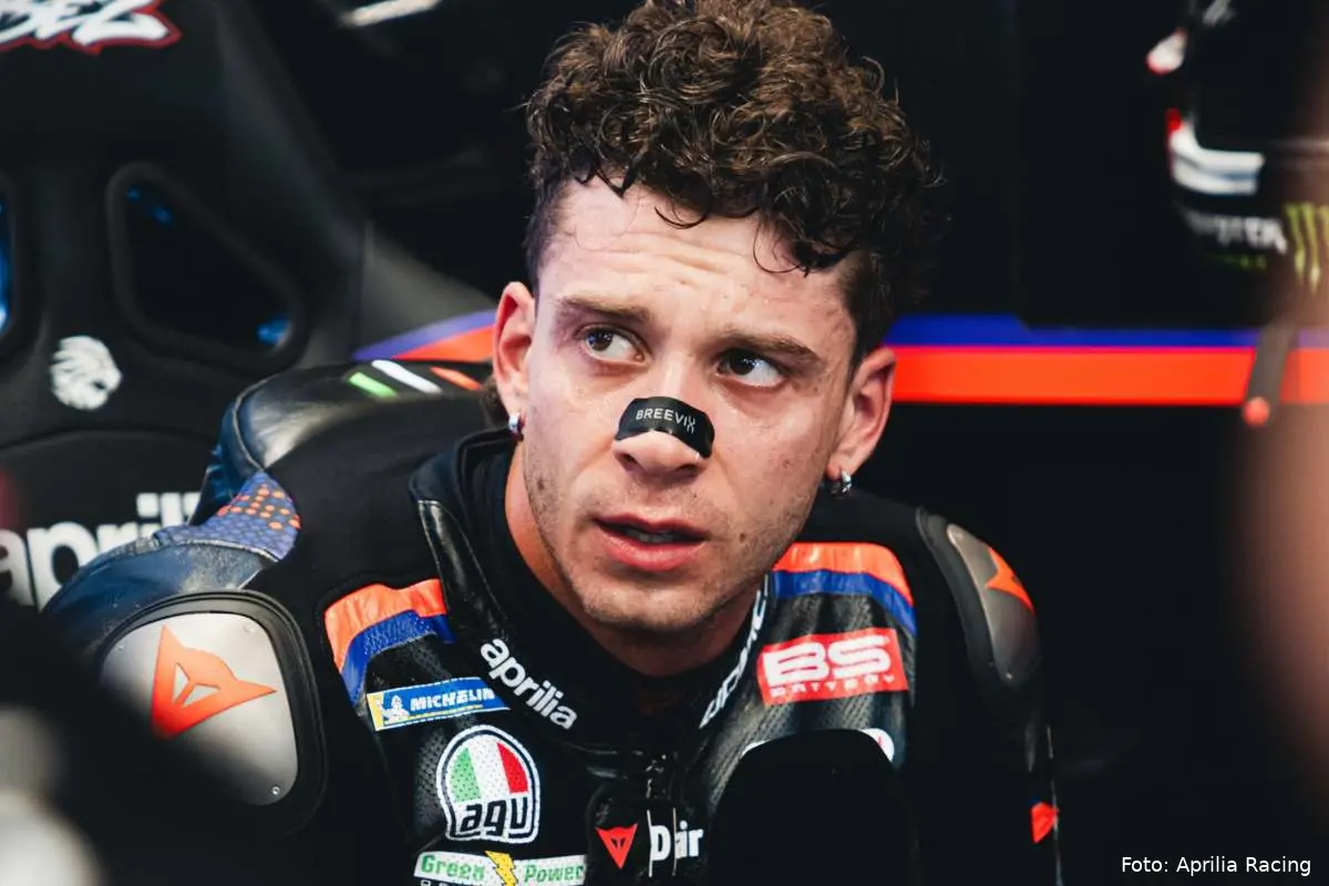 Marco Bezzecchi pilota Aprilia MotoGP nel box ad Assen