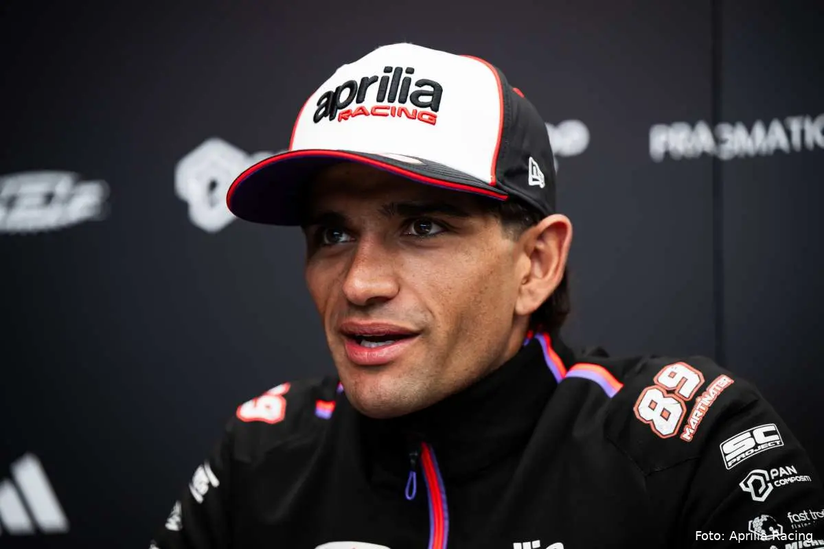 Jorge Martin pilota Aprilia MotoGP mentre parla in conferenza stampa a Silverstone