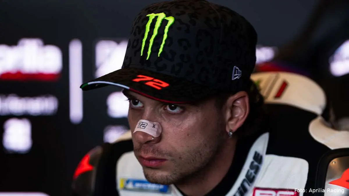 Marco Bezzecchi pilota Aprilia MotoGP nel box