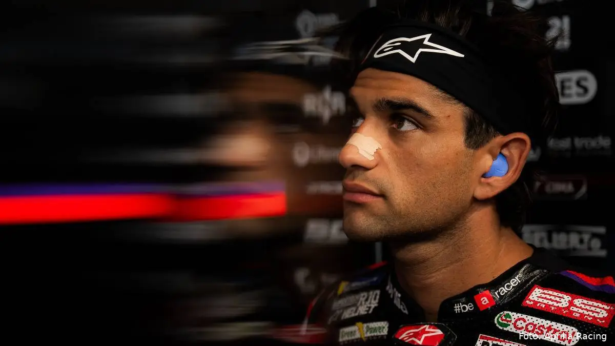 Jorge Martin pilota Aprilia MotoGP con lo sguardo serio mentre si trova nel box nero-bianco-rosso del suo team