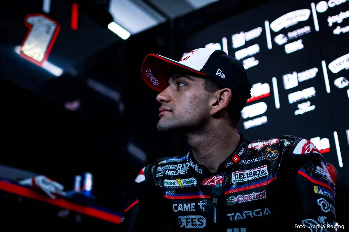 Jorge Martin pilota Aprilia MotoGP nel box a Valencia