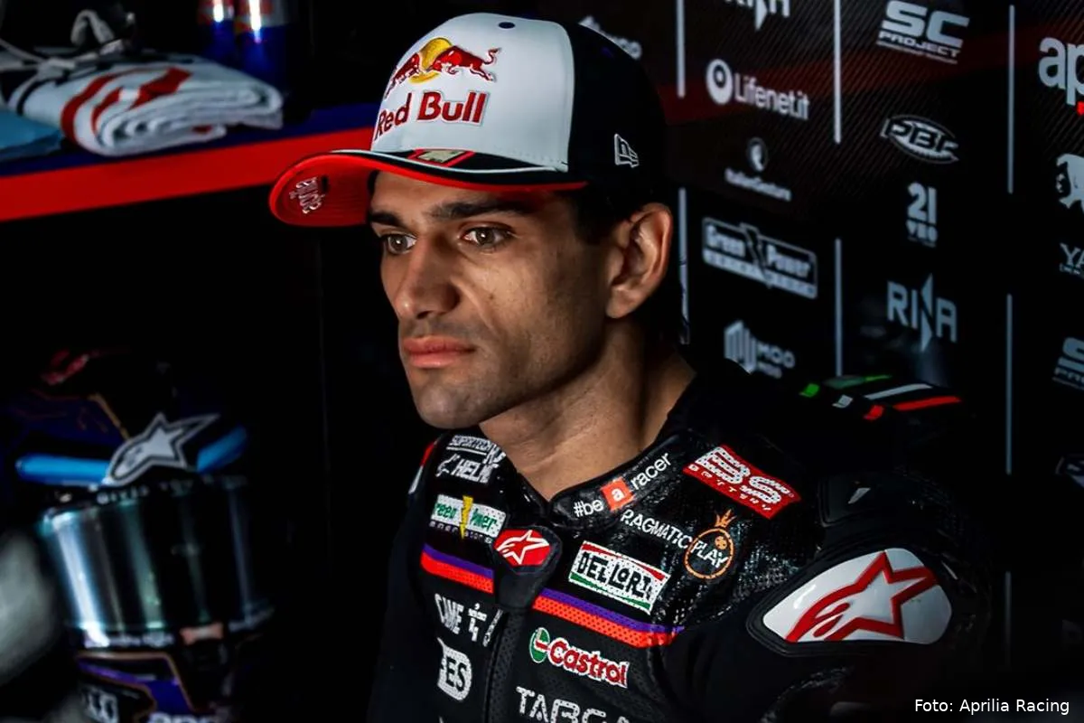 Jorge Martin pilota Aprilia MotoGP nel box