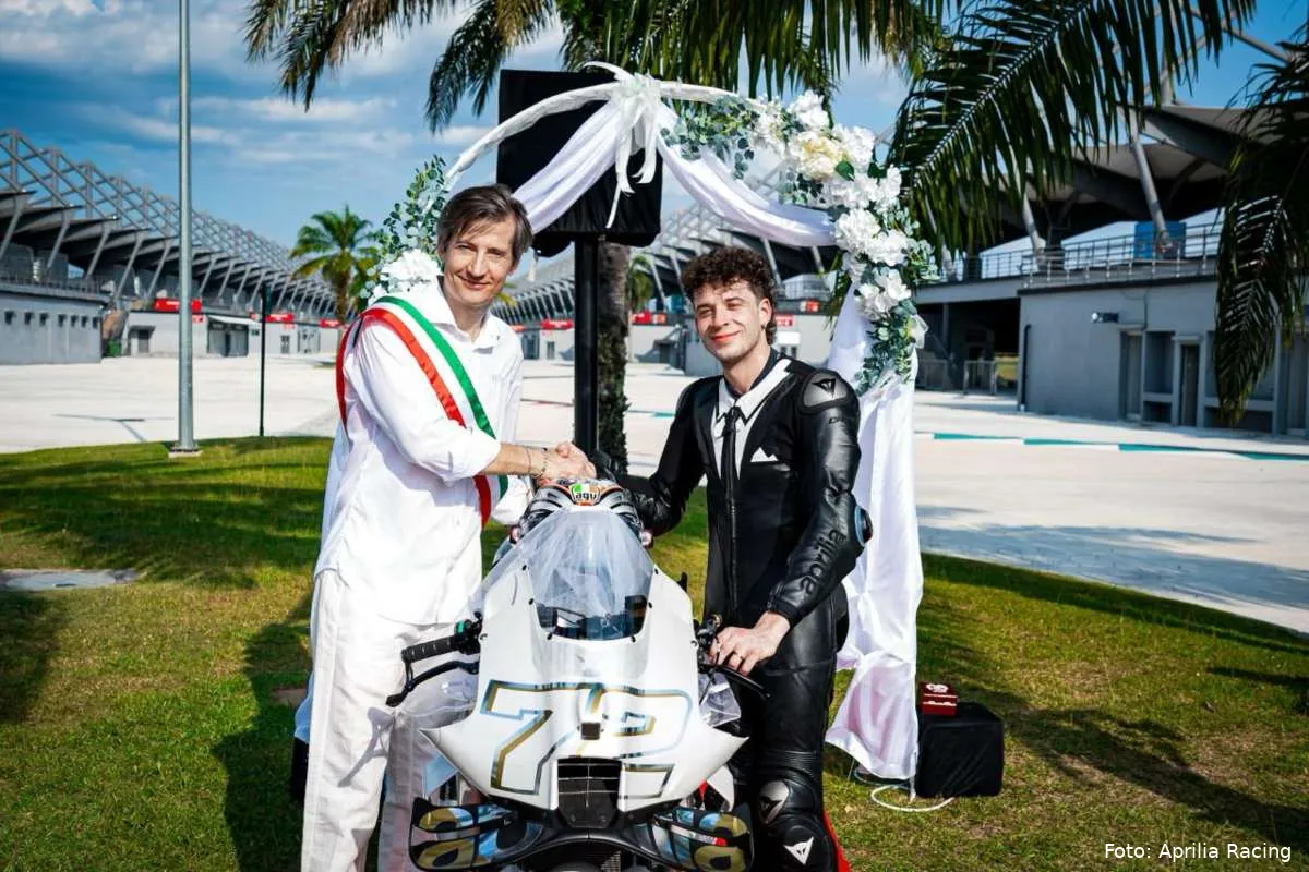 Marco Bezzecchi e Massimo Rivola si stringono la mano per il rinnovo col team Aprilia Racing MotoGP