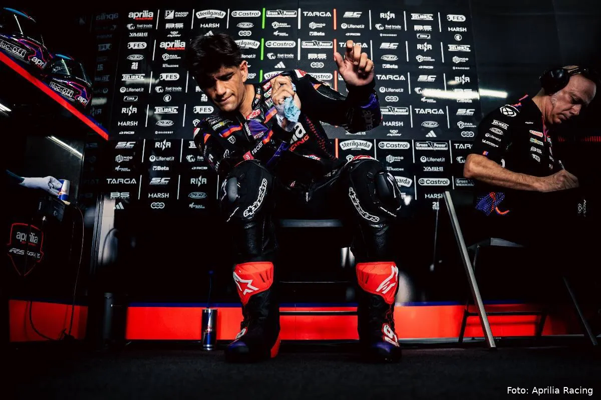 Jorge Martin pilota Aprilia MotoGP nel box del team