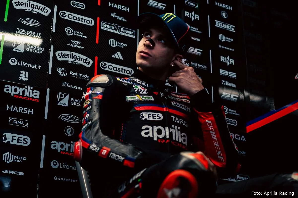 Marco Bezzecchi pilota Aprilia MotoGP seduto nel box ad Austin