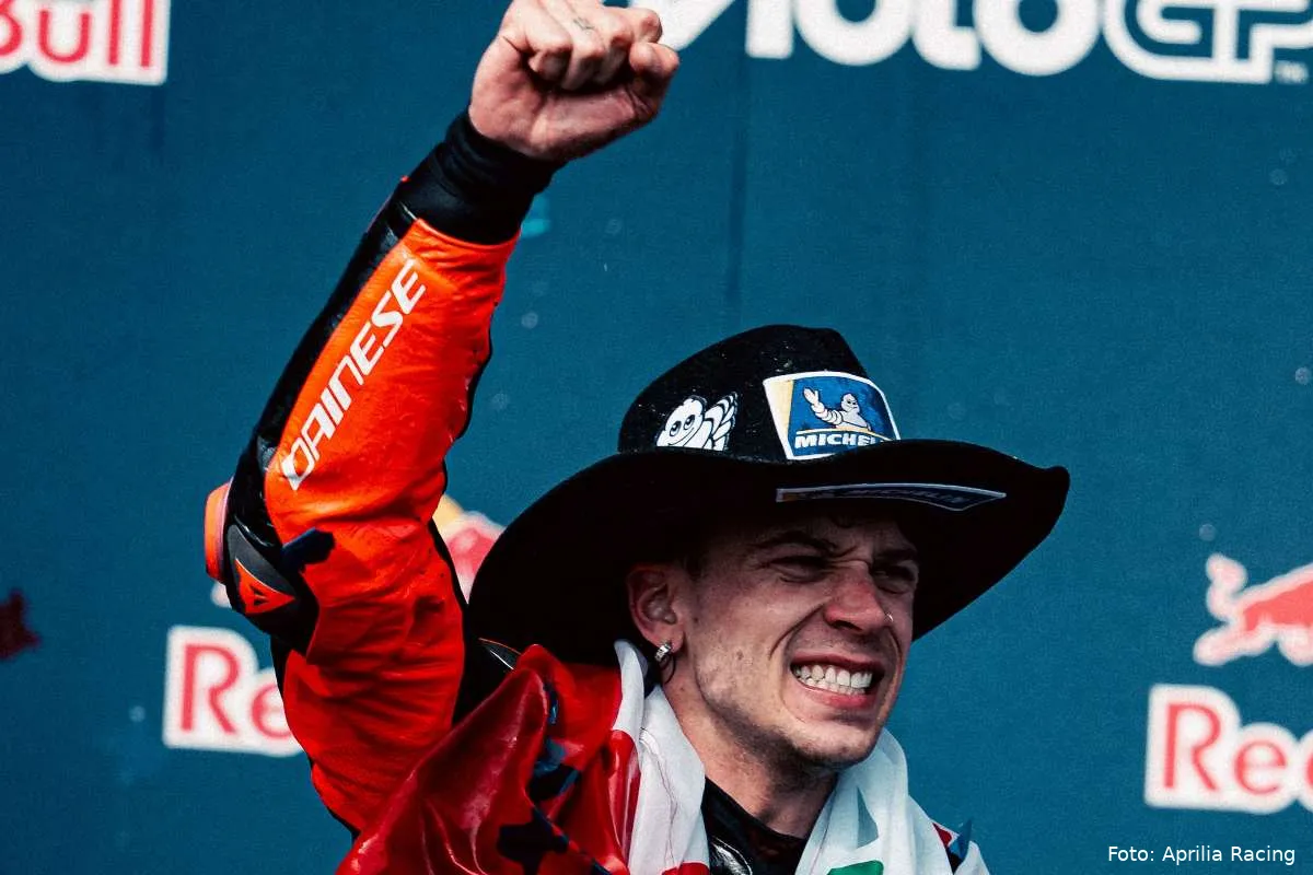 Marco Bezzecchi pilota Aprilia MotoGP esulta dopo la vittoria nella gara ad Austin