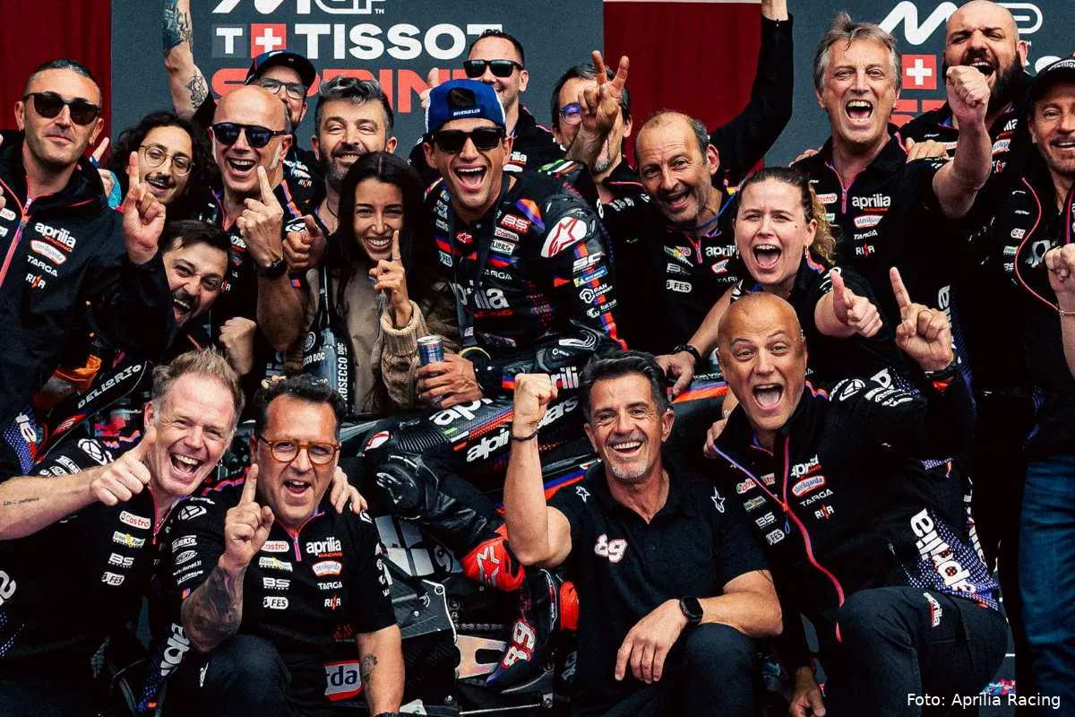 Jorge Martin festeggia assieme al team Aprilia Racing MotoGP