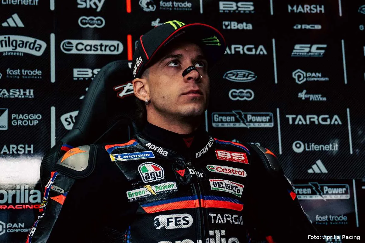 Marco Bezzecchi pilota Aprilia MotoGP nel box del team a Jerez