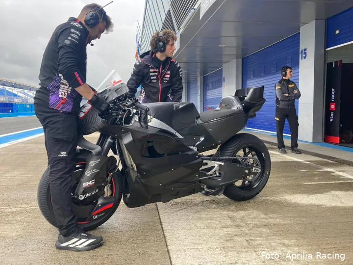 Aprilia 850 engine debut at Jerez with Lorenzo Savadori