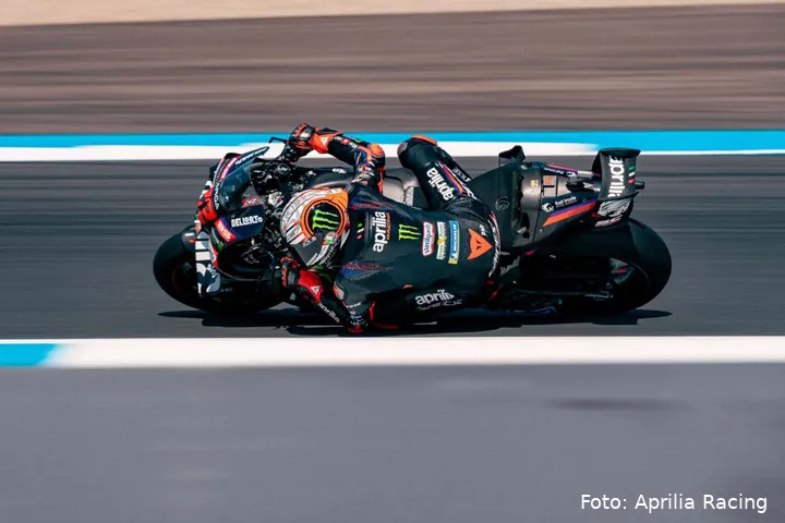 Marco Bezzecchi guida l'Aprilia al TT Circuit Assen