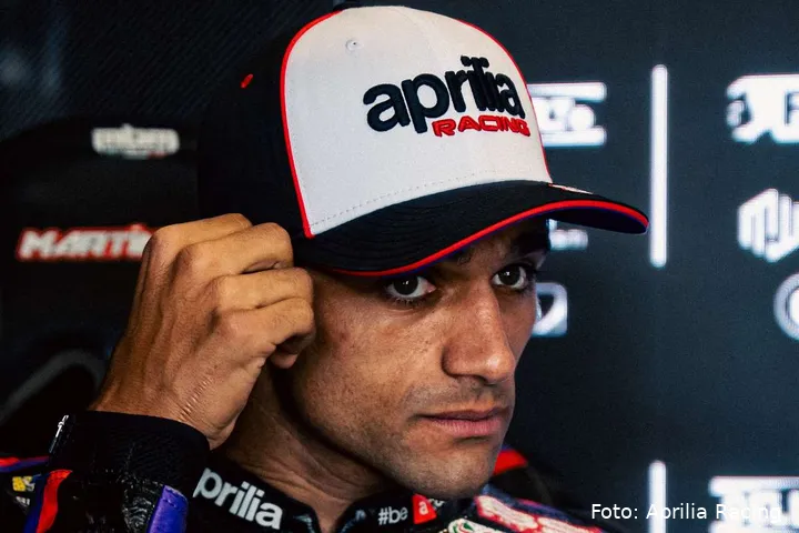 Jorge Martin pilota Aprilia MotoGP nel box del team factory