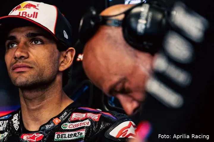 Jorge Martin e il capotecnico Daniele Romagnoli nel box Aprilia MotoGP