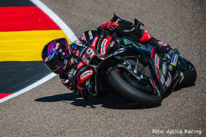 Jorge Martin guida l'Aprilia MotoGP sulla pista del Sachsenring