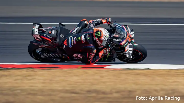 Marco Bezzecchi guida l'Aprilia MotoGP