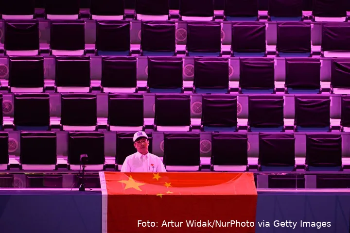 <i>En kinesisk fan venter på, at kampen mellem&nbsp;Qinwen Zheng og Elena Rybakina skal begynde.</i>
