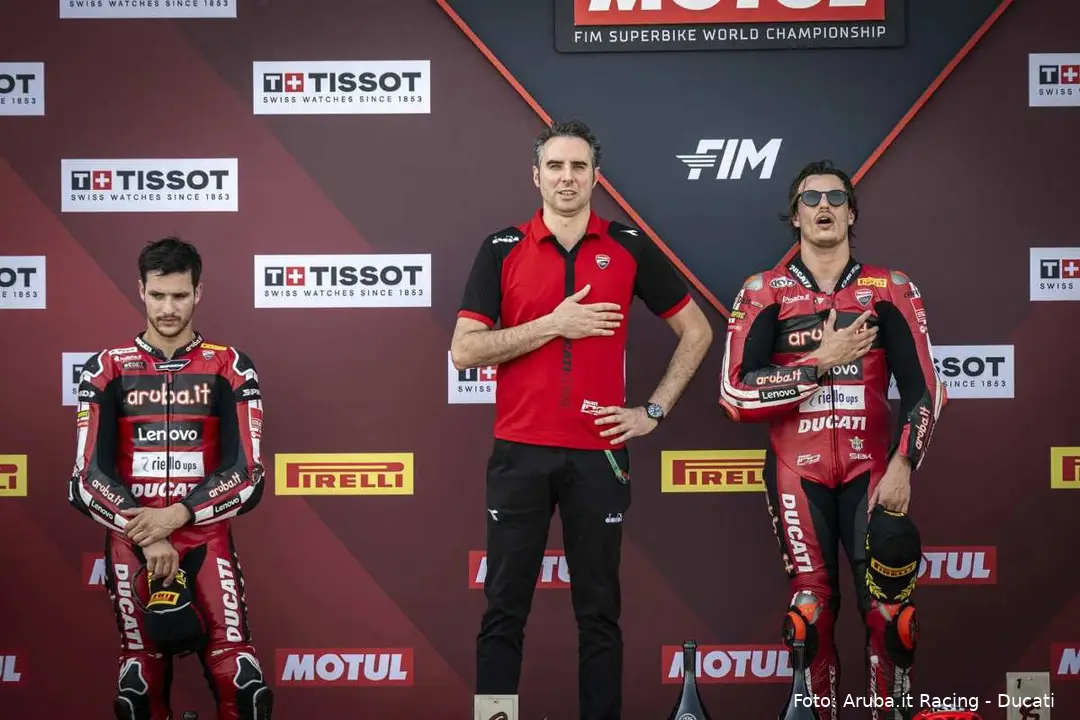 Nicolò Bulega e Iker Lecuona sul podio SBK con Marco Zambenedetti del team Aruba Ducati