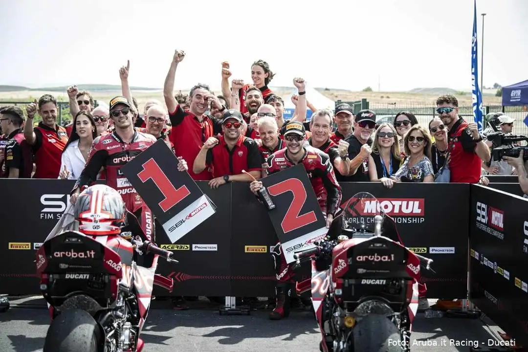 Iker Lecuona e Nicolò Bulega festeggiano con il team Aruba Ducati Superbike