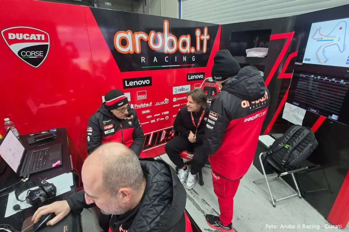 Nicolò Bulega pilota Aruba Ducati Superbike nel box nel Jerez Test SBK
