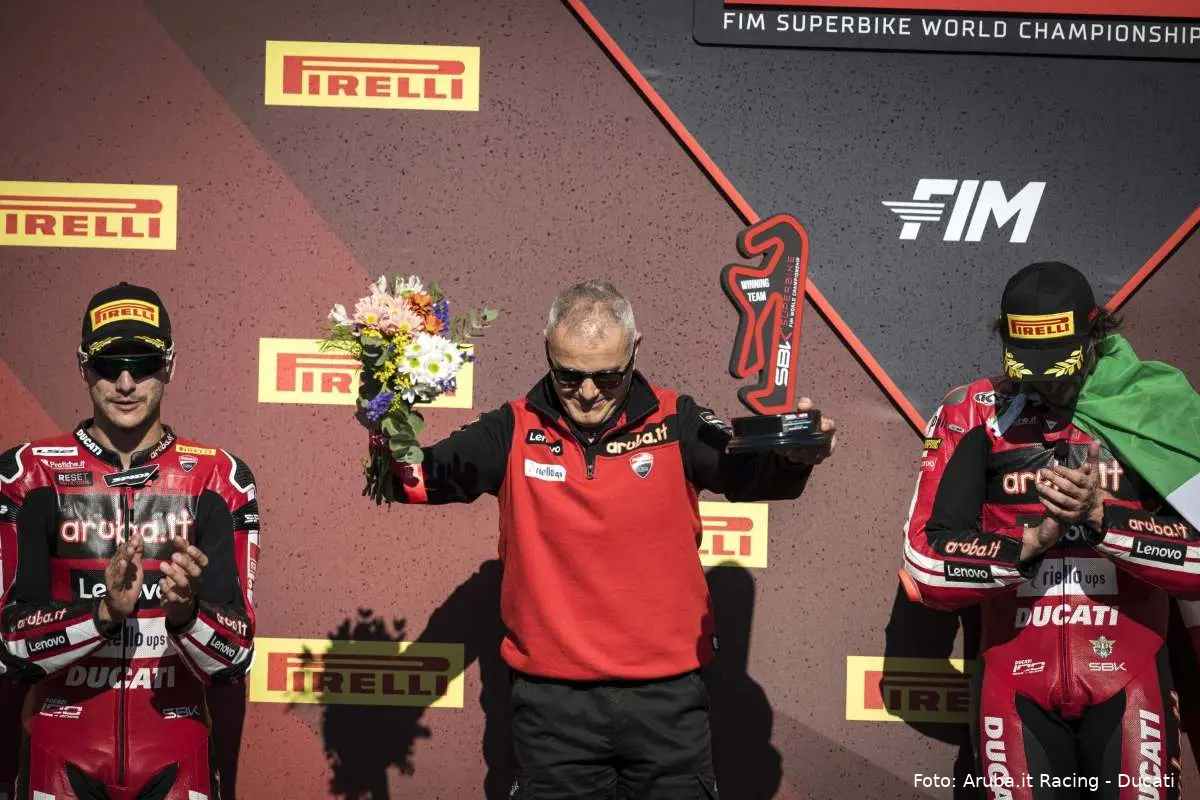 Serafino Foti team manager Aruba Ducati Superbike WorldSBK con i piloti Nicolò Bulega e Iker Lecuona