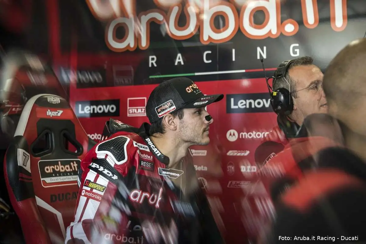 Iker Lecuona pilota Aruba Ducati Superbike WorldSBK nel box a Balaton Park, Ungheria