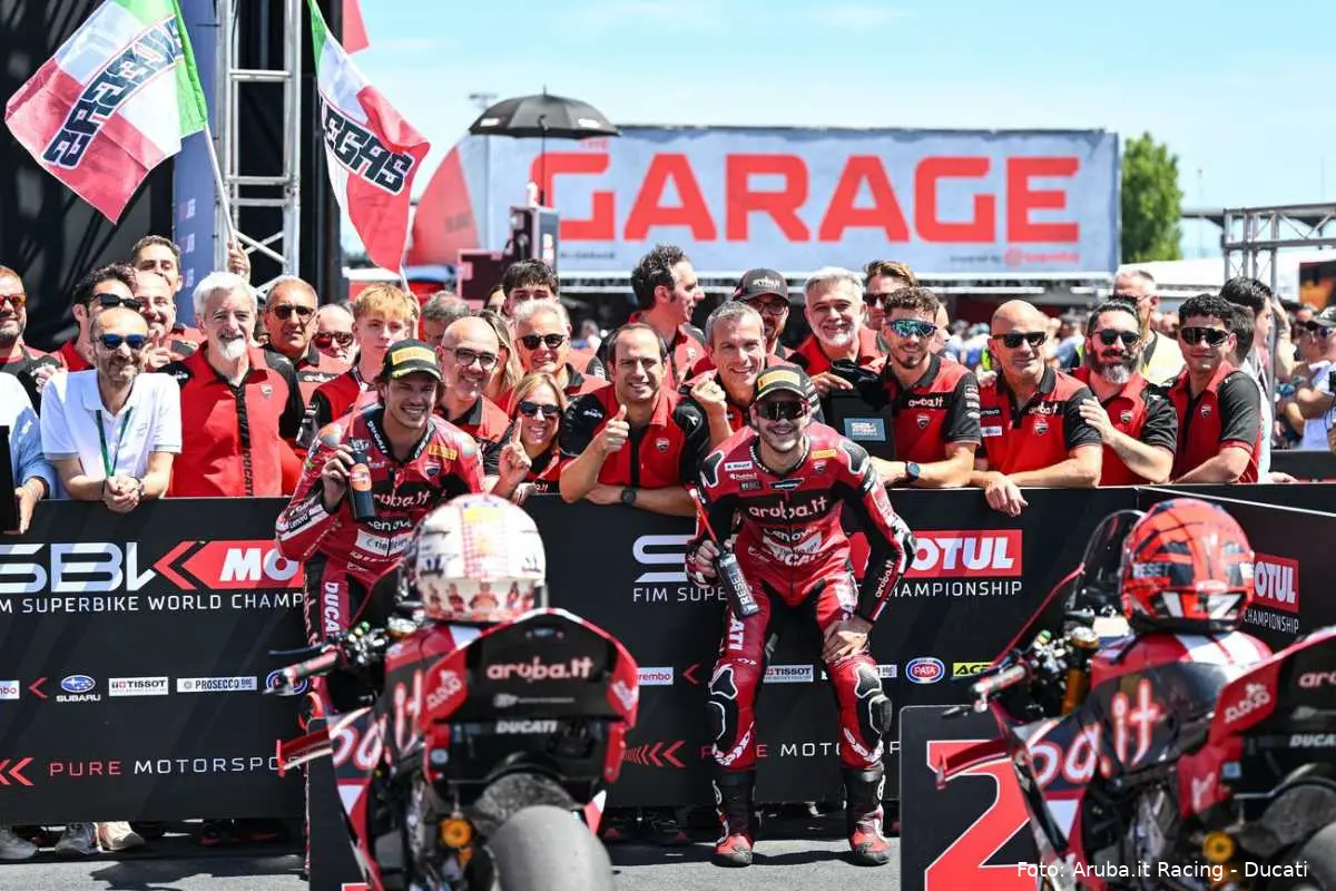 Nicolò Bulega e Iker Lecuona festeggiano con il team Aruba Ducati Superbike a Misano Adriatico