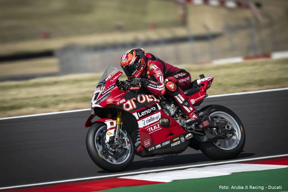 Nicolò Bulega guida la Ducati Superbike a Donington Park Circuit
