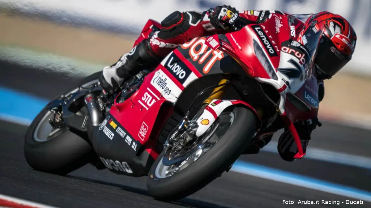 Iker Lecuona pilota Aruba Ducati a Magny-Cours, Francia