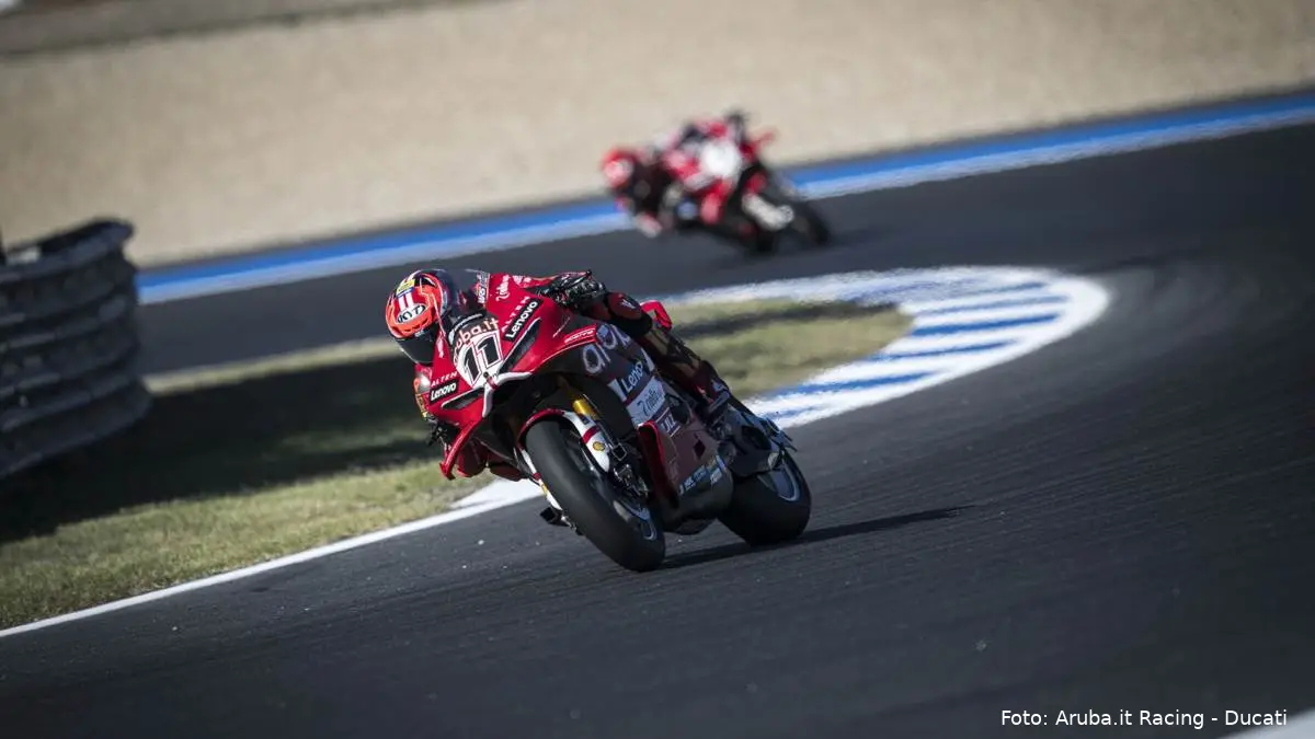 Nicolò Bulega e Iker Lecuona corrono con le Ducati Panigale V4 R sulla pista di Estoril