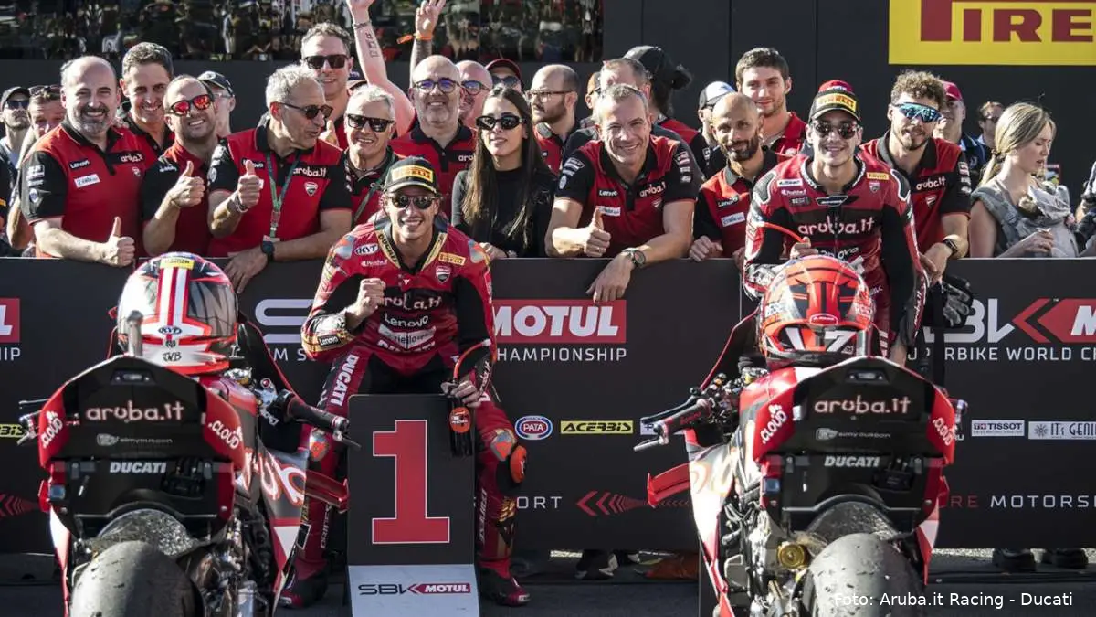 Nicolò Bulega e Iker Lecuona festeggiano col team Aruba Ducati Superbike