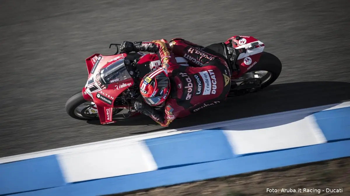 Nicolo Bulega guida la Ducati Panigale V4 R Superbike sulla pista di Jerez