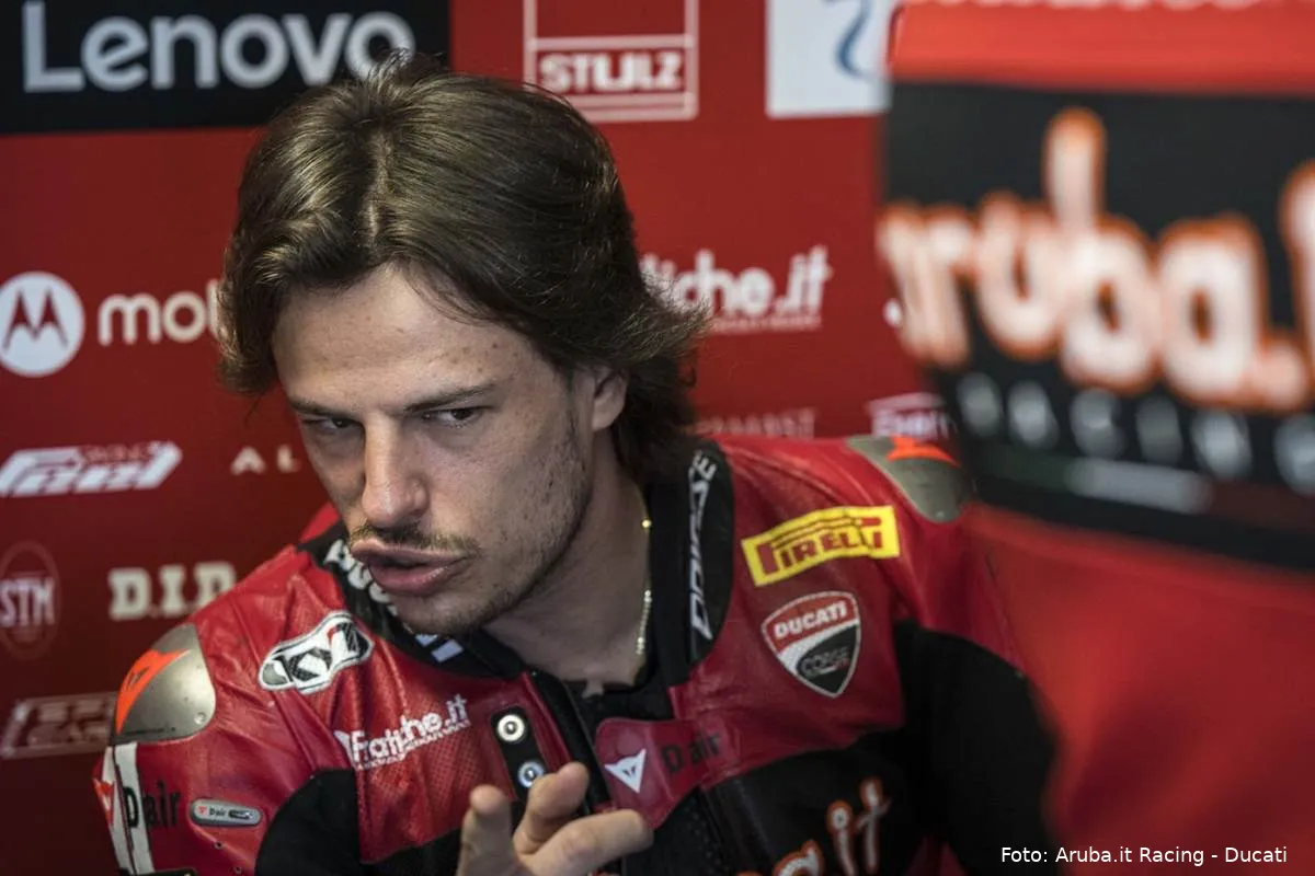Nicolò Bulega pilota Aruba Ducati Superbike SBK nel box
