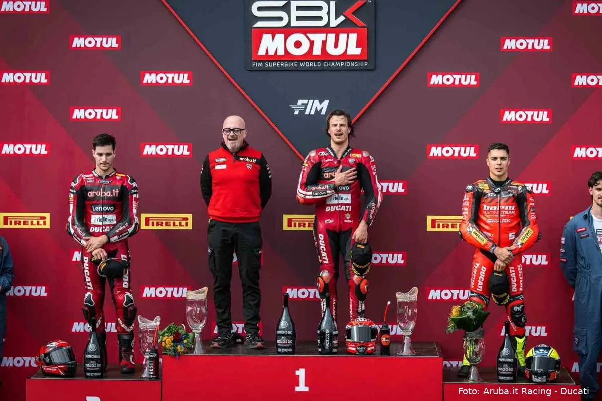 Bulega sul podio Superbike con Lecuona e Montella