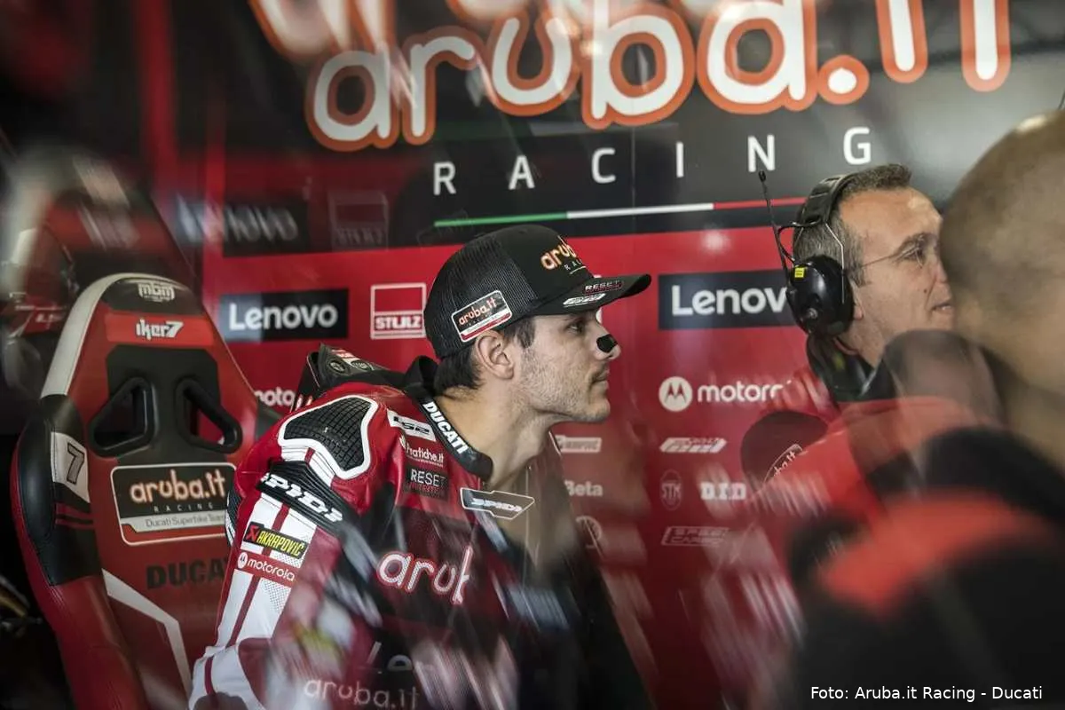 Iker Lecuona pilota Aruba Ducati Superbike WorldSBK nel box a Balaton Park, Ungheria